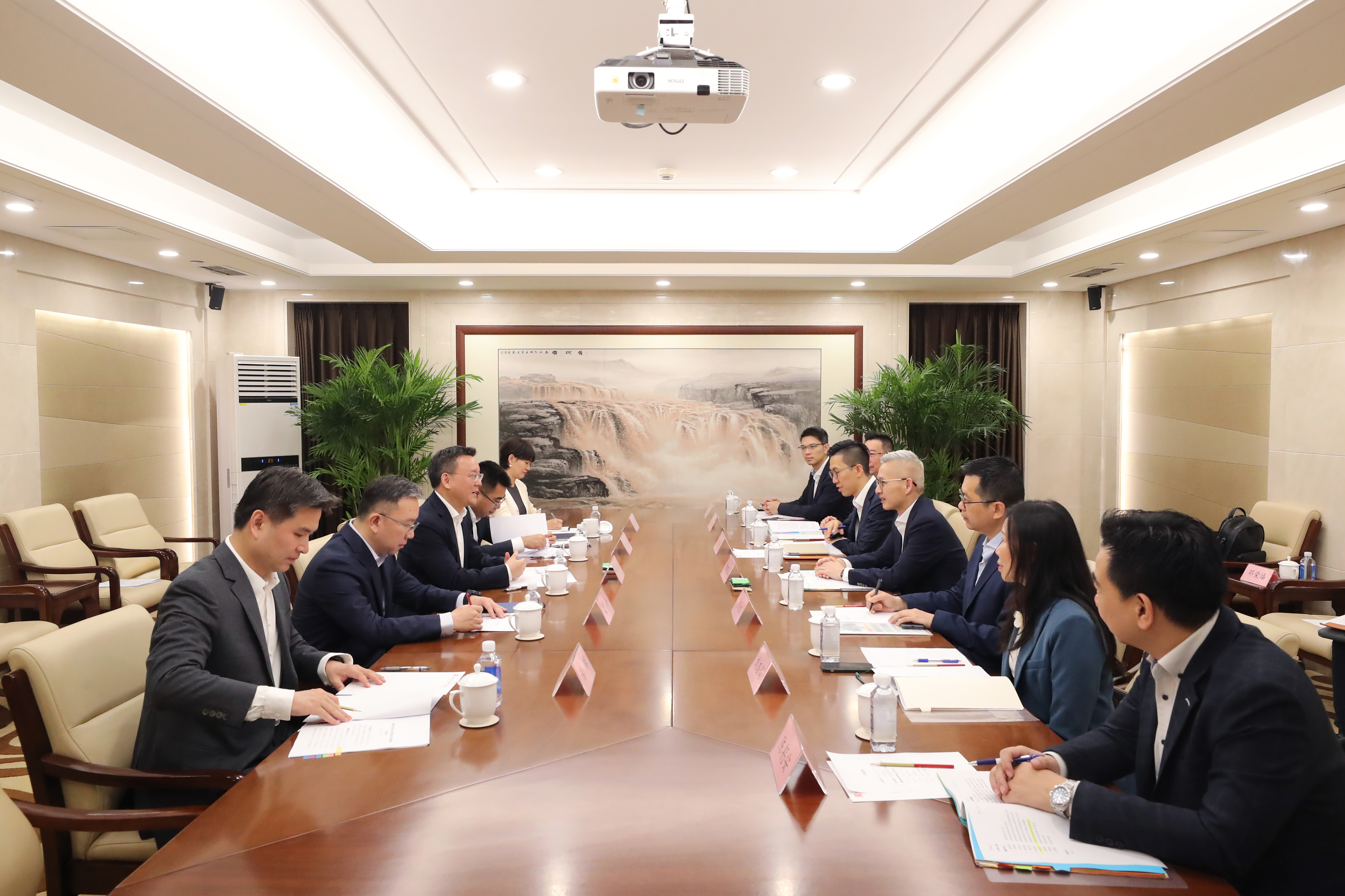 苟坪会见澳门特殊行政区政府经济财务司司长戴建业-尊龙凯时