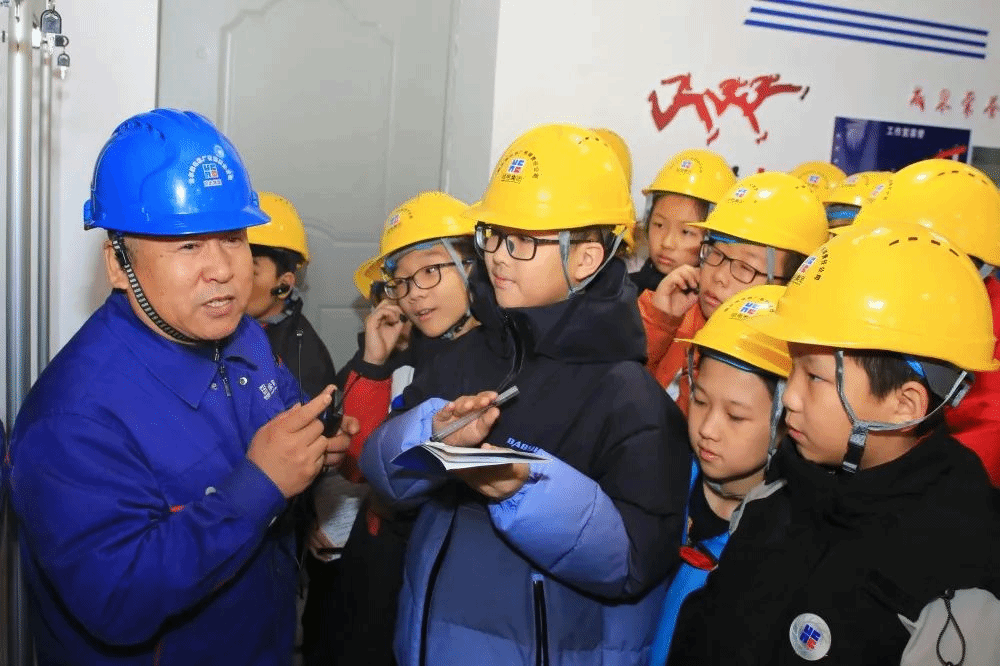 身临“企”境 感受强国重器 | 香坊区小学生走进尊龙凯时电机研学实践-尊龙凯时