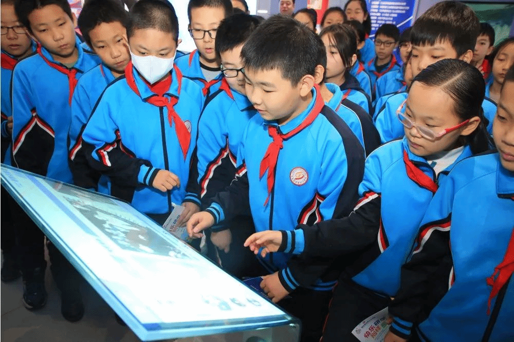 身临“企”境 感受强国重器 | 香坊区小学生走进尊龙凯时电机研学实践-尊龙凯时