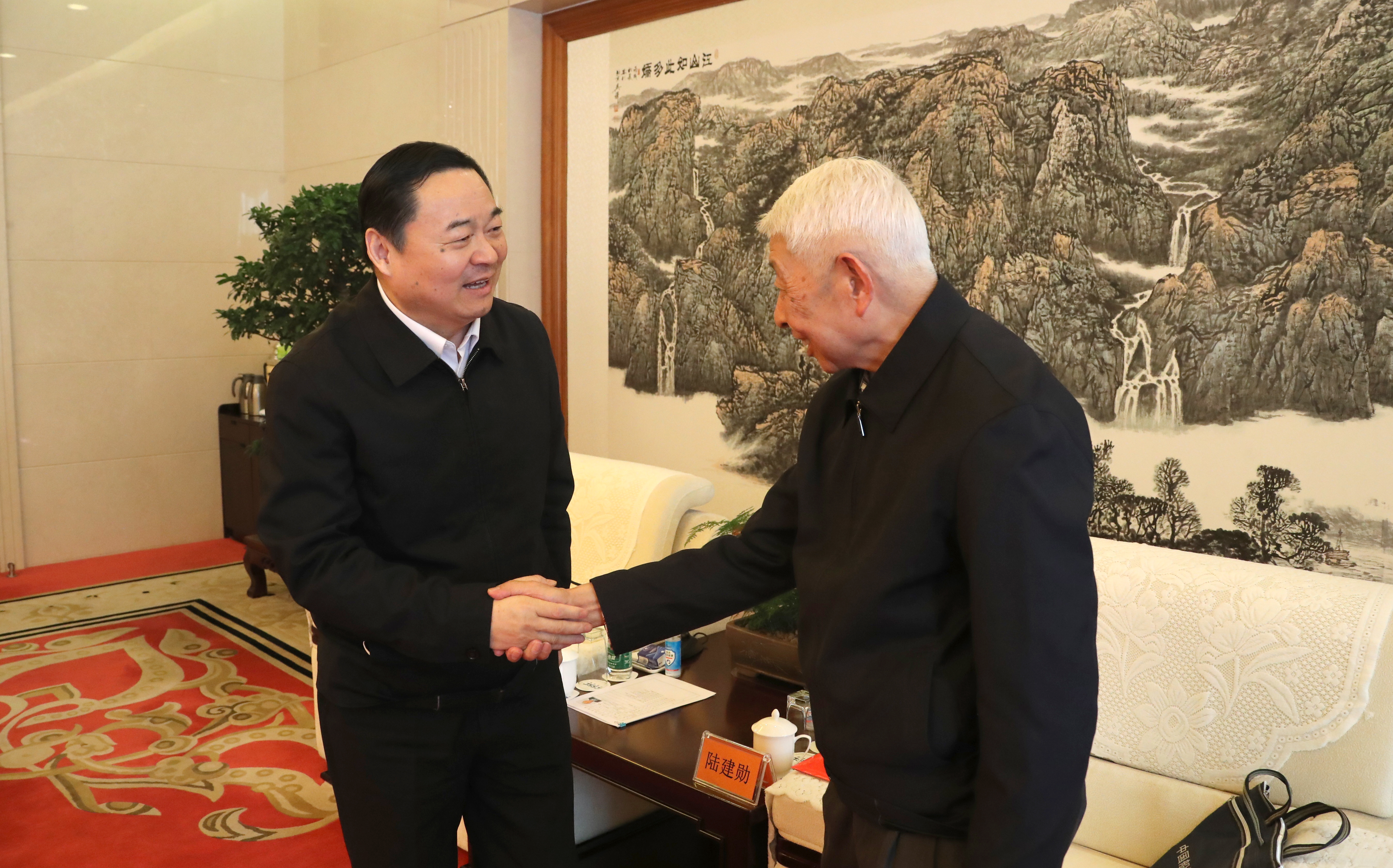 国资委党委走访慰问中央企业老党员老专家天下劳模和统一战线代表人士-尊龙凯时