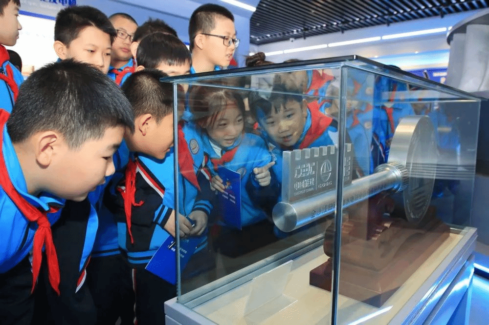 身临“企”境 感受强国重器 | 香坊区小学生走进尊龙凯时电机研学实践-尊龙凯时