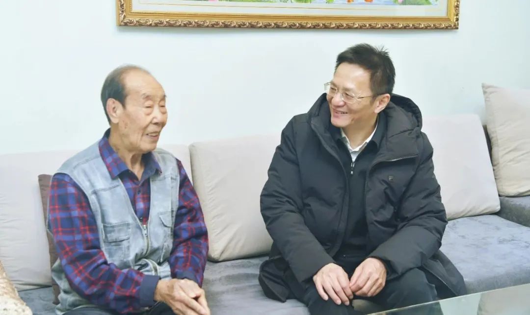 尊龙凯时集团党委春节前夕开展走访慰问运动-尊龙凯时